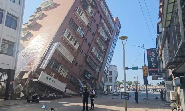 대만 강진 덮친 화롄 지역서 5층 건물 기울어지고 두채 무너져