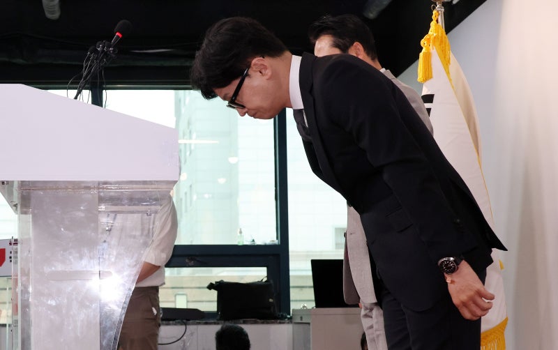 <b>한동훈</b>, <b>비대위원장</b>직 <b>사퇴</b> “국민 뜻 받아들이고 반성”