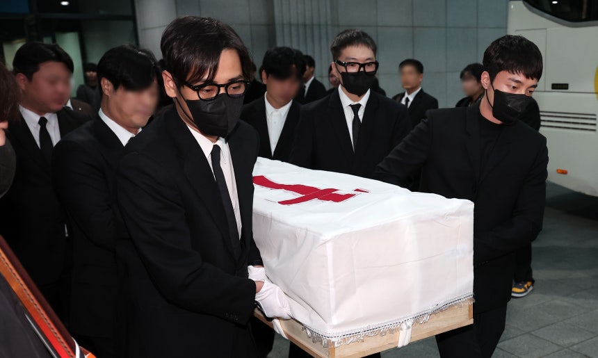 17일 오전 서울 송파구 서울아산병원 장례식장에서 ‘슈퍼스타K2’ 출신 가수 고(故) 박보람의 발인이 엄수된 가운데 가수 박재정, 위너 강승윤, 로이킴이 운구하고 있다. /뉴스1