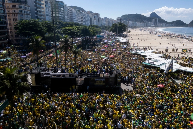 브라질의 보우소나르 전 대통령이 21일 리우데자네이루 코파카바나 해변에서 열린 집회에서 단상에 올라 연설을 하고 있다. /AP 연합뉴스