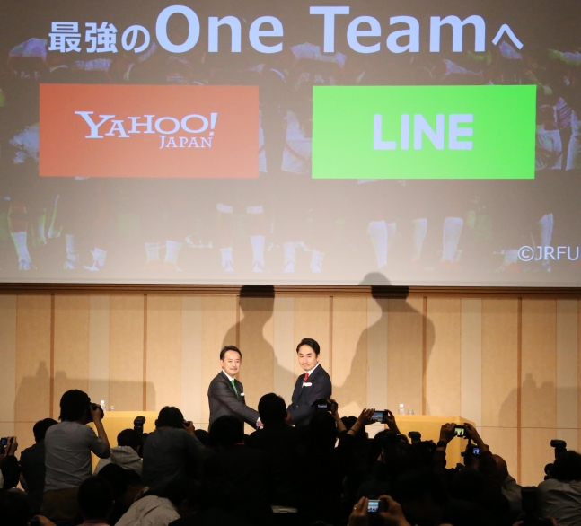 2019년 11월 18일 도쿄 미나토구에서 야후 재팬, Z홀딩스(ZHD)의 CEO 겸 사장 가와베 켄타로(왼쪽)와 라인의 CEO 겸 사장 이데자와 다케시가 합병에 합의한 후 악수를 나누고 있다./ 요미우리 신문/로이
