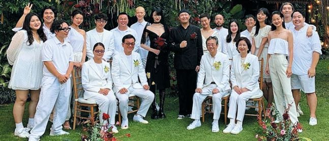 모델 최소라와 사진작가 이코베는 2019년 결혼식에서 검은 의상을 입었다. 하객과 양가 부모님의 옷이 흰색 톤이었다. /최소라인스타그램