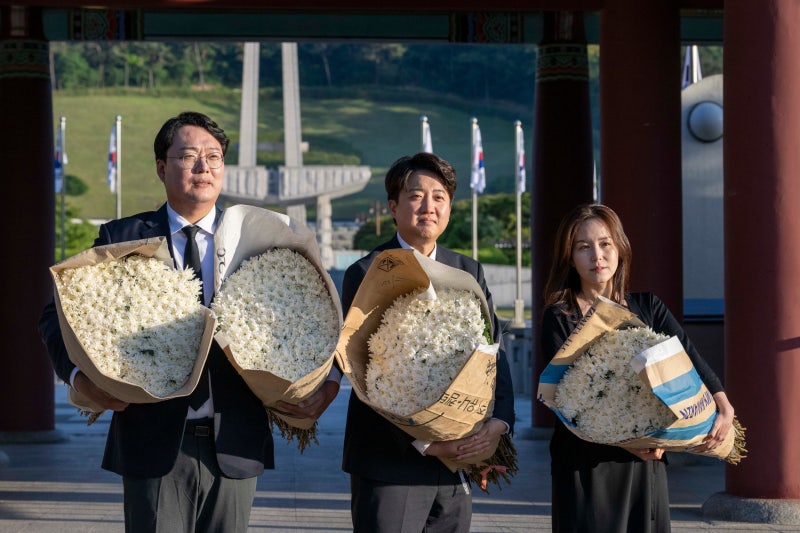 <b>이준석</b>, 경남 김해서 재배한 국화 1000송이 들고 5·<b>18</b> 묘역 참배