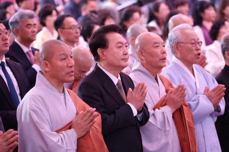 尹<b>대통령</b> “<b>부처님</b> 마음 새겨 올바른 국정 펼치겠다”