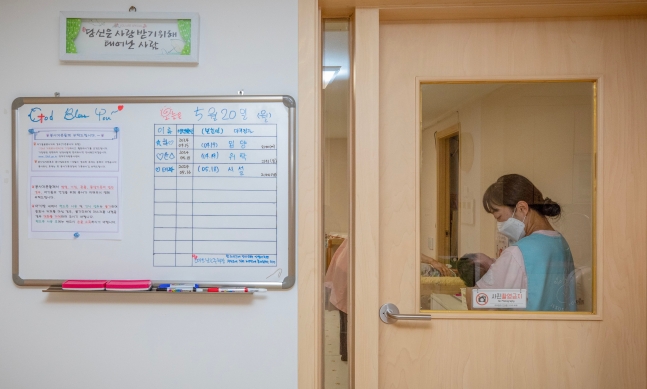 베이비박스 관계자가 20일 서울시 관악구 난곡로 소재 재단법인 주사랑공동체에서 위기영아를 돌보고 있다./박성원 기자