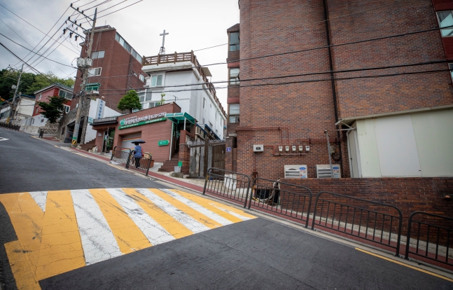 베이비박스가 있는 서울시 관악구 난곡로 소재 재단법인 주사랑공동체(왼쪽에 십자가가 설치된 건물) 전경. 이곳은 높고 가파른 언덕에 위치해있어 위기임산부나 산모가 베이비박스로 향하는 내내 아이에 대한 생각을 하게 될