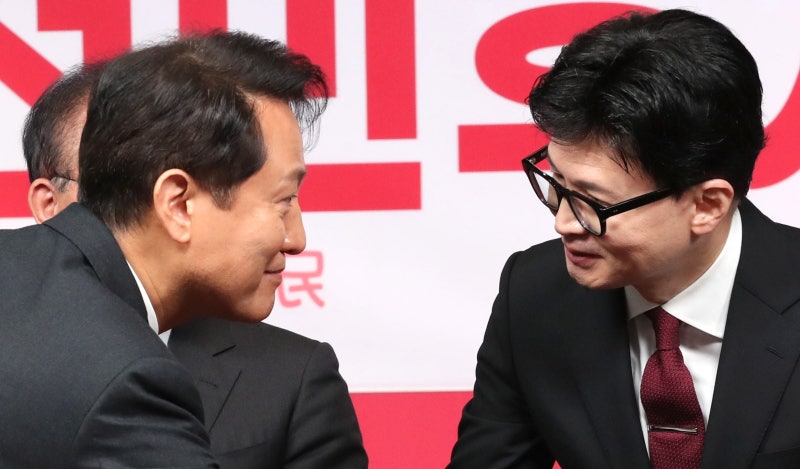 <b>한동훈</b>, 직구규제 감싼 <b>오세훈</b>에 “반대하면 ‘잘못된 처신’인가”