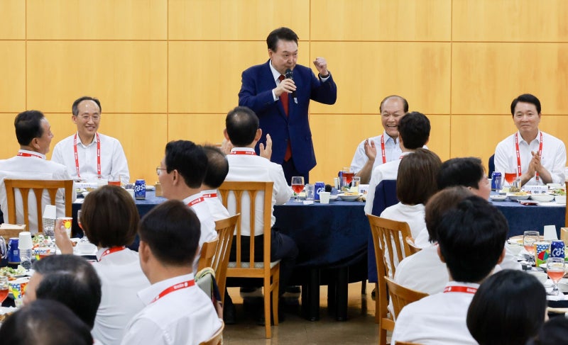 尹, <b>국민의힘 워크숍</b>서 “지나간 건 다 잊고 한몸돼 뼈빠지게 뛰겠다”