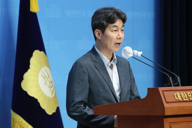 Yoon Geon-yeong, a member of the Democratic Party, delivers a press conference at the National Assembly Communication Hall in Yeouido, Seoul on the afternoon of the 4th, regarding the controversy surrounding First Lady Kim Jung-sook's visit to India in 2018. /News1