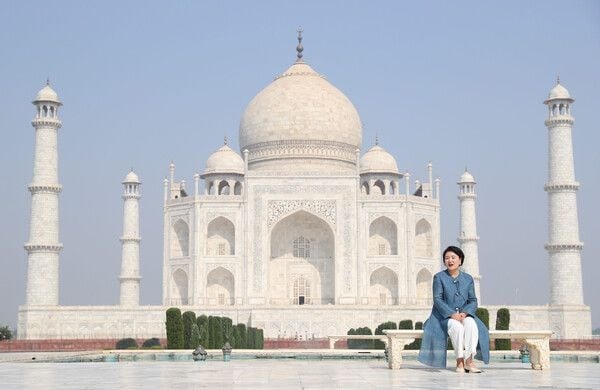 First Lady Kim Jung-sook posing for a commemorative photo in front of the Taj Mahal in Agra, Uttar Pradesh, India on November 7, 2018. /Newsis