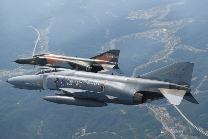 “임무 종료합니다!” F-4 <b>팬텀</b>, 마지막 비행 마치고 55년 만에 퇴역