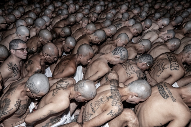 수감자들이 테러범수용센터에 앉아 있는 모습. /로이터 연합뉴스