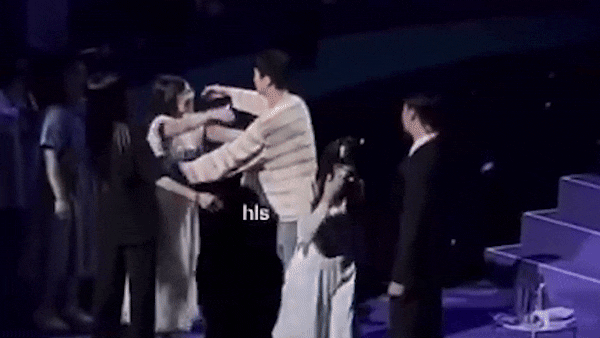 13일 방탄소년단(BTS) 진이 1000명의 팬과 포옹하는 행사에서 한 여성 팬이 진에게 기습 뽀뽀를 하고 있다. /X