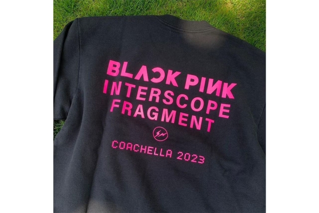 2023년 코첼라를 기념해 후지와라 히로시가 디자인 한 블랙핑크 X 프라그먼트 디자인 협업 티셔츠. @hujiwarahiroshi