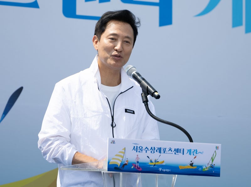 <b>오세훈</b> “<b>이재명</b>, ‘민주당 아버지’ 발언에 침묵…아부 경쟁 즐기나”