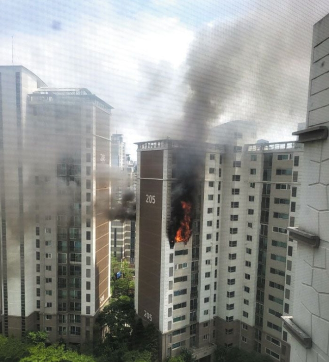 20일 오후 1시 22분쯤 서울 강남구 역삼동 아이파크 아파트 10층에서 화재가 발생해 검은 연기가 치솟고 있다. 불은 약 3시간 만인 오후 4시 36분쯤 완전히 꺼졌다. /연합뉴스