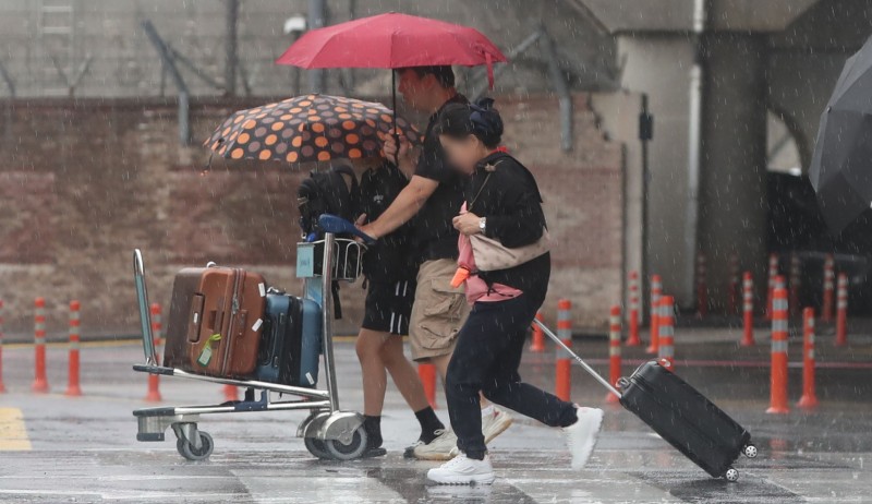 주말 <b>제주</b>·<b>남부</b>에 또 최대 200 물폭탄... 더위는 한풀 꺾여