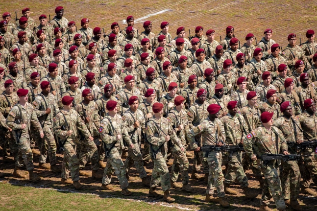 미 82공정사단 소속 공수부대원들이 지난 5월 노스캐롤라이나 포트 리버티 기지에서 열린 한 행사에서 행진 중이다. /미 육군