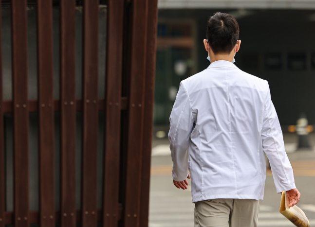 의정 갈등이 이어지고 있는 가운데 지난 30일 서울 시내 한 대학병원에서 의료진이 이동하고 있다. /뉴스1