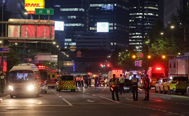 지난 1일 대형 교통사고가 발생한 서울 시청역 인근 교차로에서 경찰이 도로를 통제하고 있다. /연합뉴스