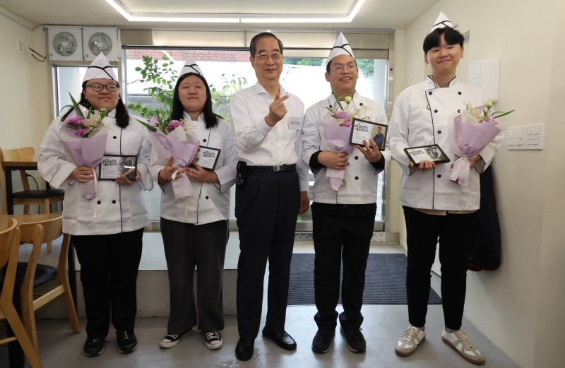 韓<b>총리</b> ‘김치찌개집 취업 100일’ 경계선 지능 <b>청년</b> 격려
