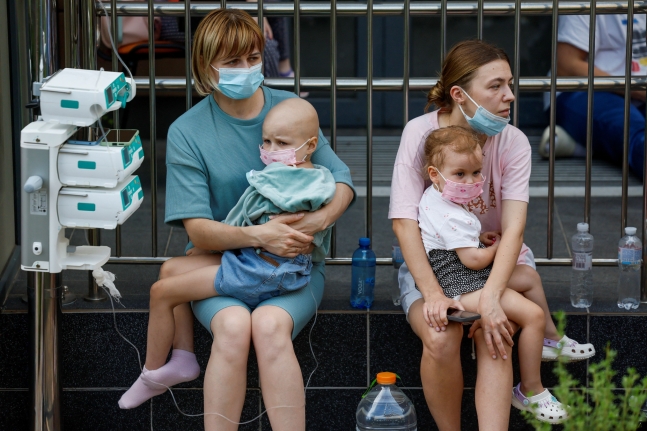 오크흐마트디트 어린이 병원에서 치료받던 아이들이 링거주사를 꽂은 채 대피한 모습. /로이터 뉴스1