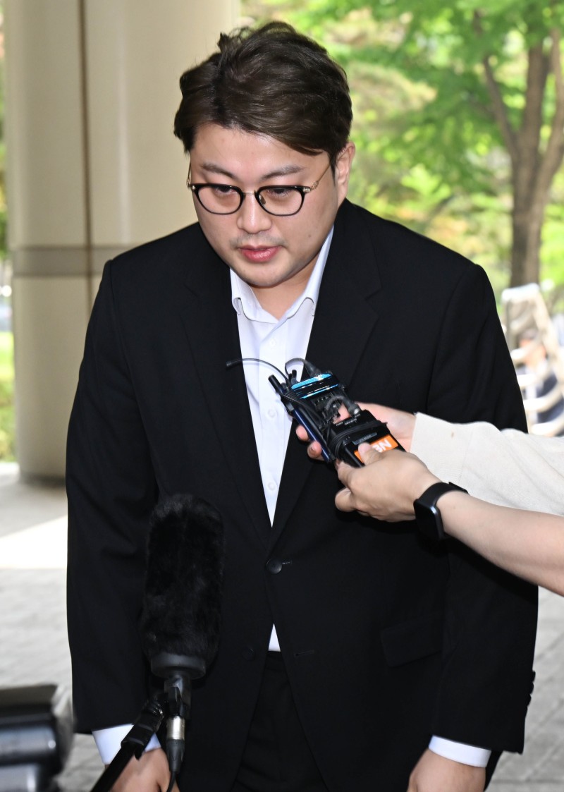 ‘음주 뺑소니’ <b>김호중</b> 절뚝거리며 첫 <b>재판</b> 출석...방청객들 눈물
