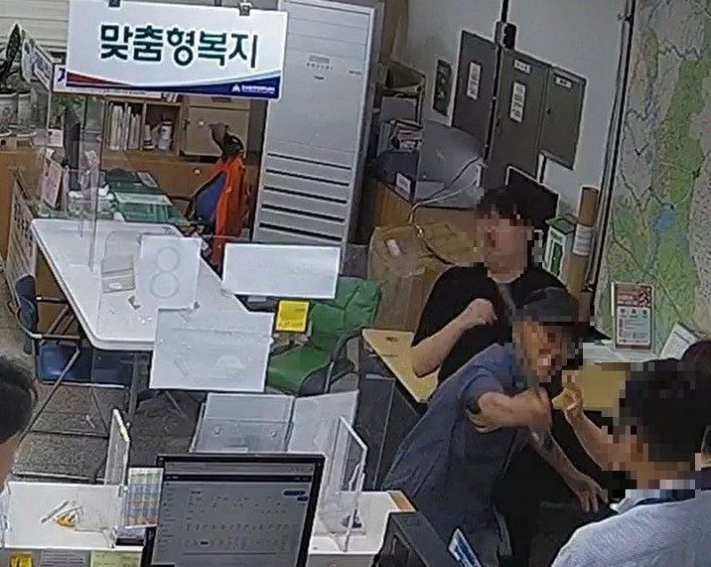 <b>울주군</b>서 <b>민원인</b>이 쇠지팡이로 <b>공무원</b> 폭행...경찰 고발