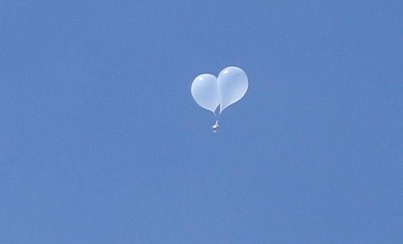 Garbage balloon falling in the sky near the presidential office in Yongsan, Seoul on the morning of the 24th. / Newsis