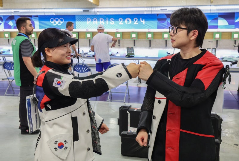 한국 첫 메달 나왔다... <b>박하준</b>·<b>금지현</b>, 혼성 공기소총 은메달 확보