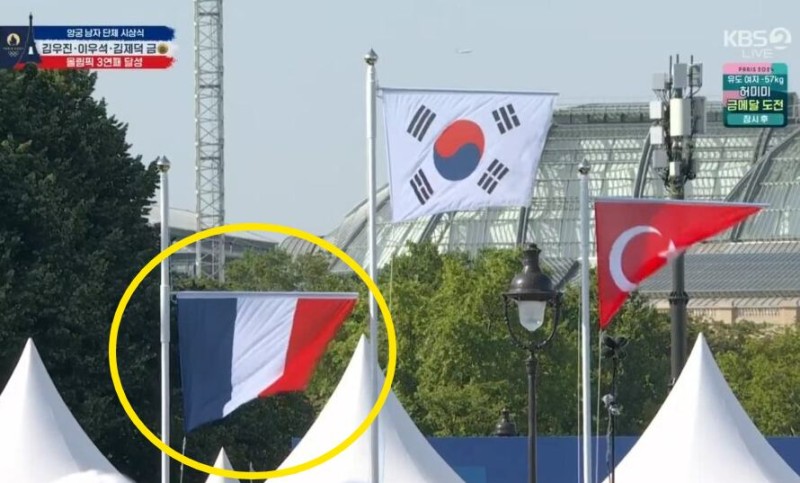 “하다하다 개최국 <b>국기</b>를”... 은메달인데 가장 낮게 걸린 프랑스 <b>국기</b>