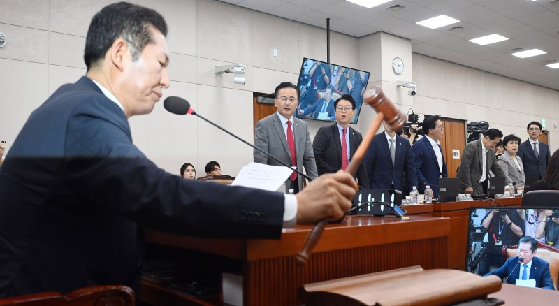 <b>정청래</b> “퇴거 명령” 與 “빌런, 지가 뭔데”… <b>법사위</b> 또 소란