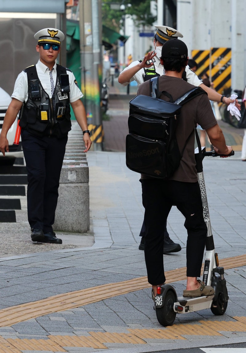 <b>전동킥보드</b> 사고 35%가 <b>무면허</b>... 4명 중 3명 “안전모 안 써요”