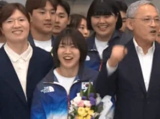 장미란 힘에 놀란 <b>허미미</b>?…화제 된 <b>선수</b>단 귀국 환영 장면