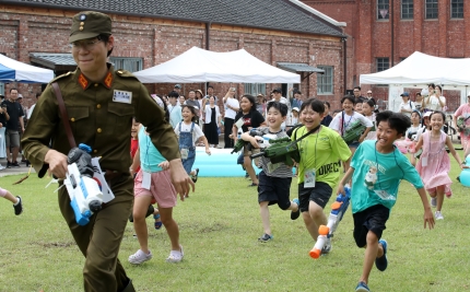 지난해 8월 13일 서울 서대문형무소에서 열린 '2023 서대문 독립축제'에서 초등학생 참가자들이 일본 순사복을 입은 진행 요원을 향해 물총을 쏘는 '독립군 전투체험'을 하고 있다. /뉴스1