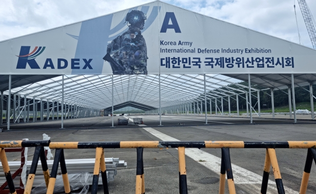 22일 계룡대 활주로에서 육군협회가 주최하는 KADEX 방위산업전 준비 공사가 진행되고 있다. /신현종 기자