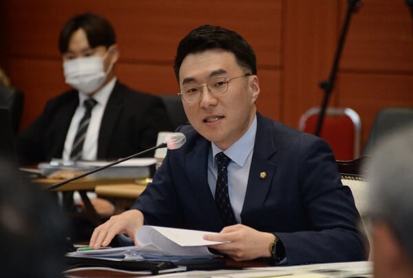 檢, ‘<b>코인</b> 의혹’ 김남국 전 <b>의원 불구속</b> 기소
