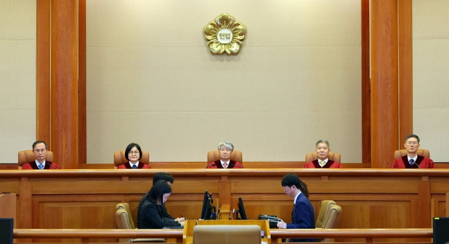 Constitutional Court Chief Justice Lee Jong-seok and other constitutional justices are preparing for a ruling at the Constitutional Court in Jongno-gu, Seoul on the 29th. /Photo Joint Press Corps