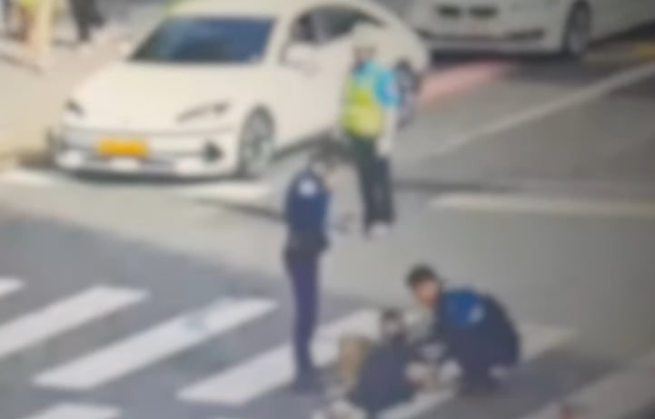 축 늘어진 몸…강남 도로 한복판에 쓰러진 <b>여성</b>, <b>가방</b>엔 흰색가루와 빨...