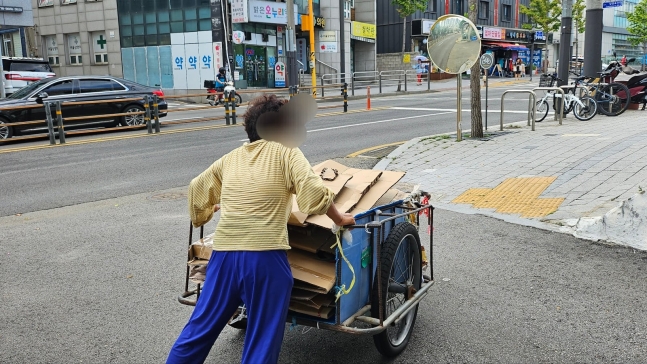지난 19일 서울 강북구에서 이모(77)씨가 폐지를 담은 리어카를 힘겹게 끌고 이동하고 있다.<BR> /정창경 인턴기자