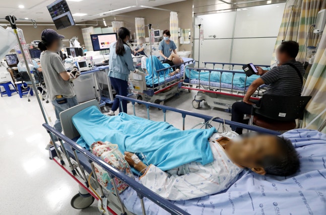 지난달 22일 오후 세종시 도담동 세종충남대병원 응급실에서 의료진이 병상의 환자를 돌보고 있다. 세종시의 유일한 지역응급의료센터인 이곳에는 기저 질환이 있는 고령 환자를 비롯해 중증, 응급 환자가 계속 들어왔다. /