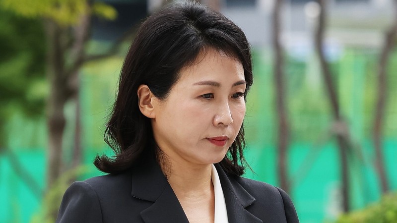 ‘<b>법카</b> 사적 <b>유용</b>’ 의혹 <b>김혜경</b>, 검찰 출석... 질문엔 묵묵부답
