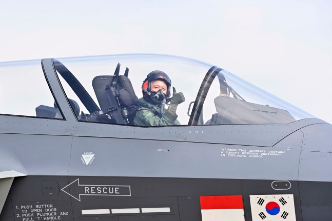  ҷ  4    KF-21 μ ù ӹ .   KF-21 ⿡ ž  ҷ ӹ  鿡  ġѿø . /