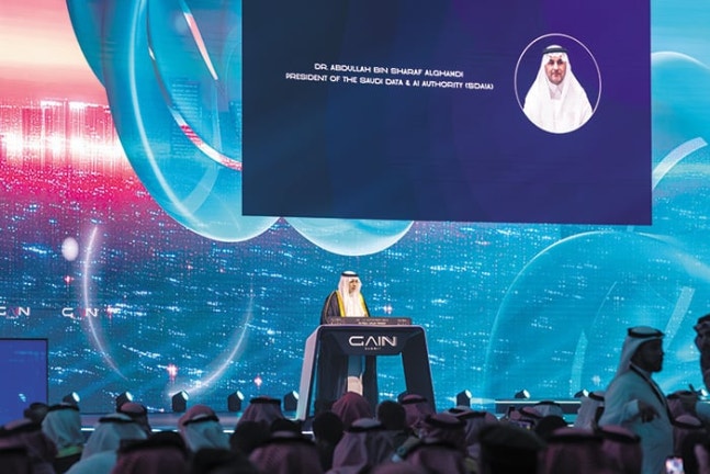 지난 10일 사우디아라비아 리야드에서 개막한 '글로벌 AI 서밋'에서 사우디 데이터인공지능청장 압둘라 빈 샤라프 알 감디가 기조 연설을 하고 있다. 사우디 정부가 AI에 대한 대규모 투자에 나서면서 글로벌 기업들이