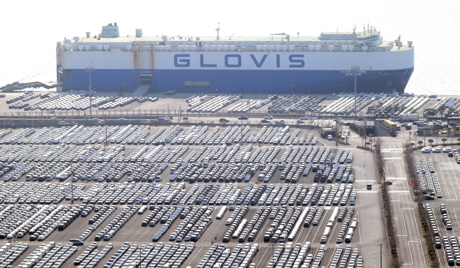 Finished cars waiting at the shipping dock near Hyundai Motor's Ulsan plant. / News1