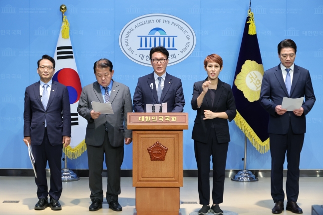 더불어민주당 소속 국회 국방위원회 위원들이 20일 오후 서울 여의도 국회 소통관에서 "계엄을 빙자한 친위 쿠데타"를 방지하기 위한 '서울의 봄 4법' 발의 기자회견을 하고 있다. 왼쪽부터 박선원·김병주·김민석·부승찬