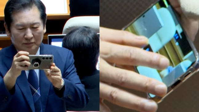 정청래 더불어민주당 의원이 지난 19일 국회 본회의장에서 조국 조국혁신당 대표의 빈자리 사진을 찍은 후 정춘생 조국혁신당 의원에게 보여주고 있다. /뉴스핌TV
