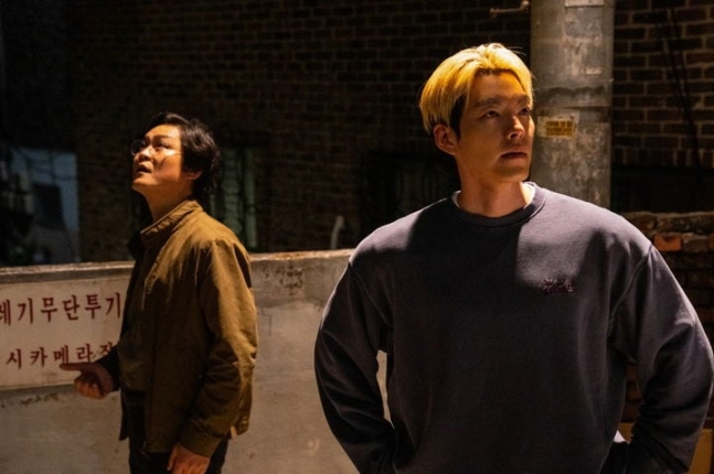 영화 '무도실무관' 장면. 보호감찰관 김선민(김성균)과 무도실무관 이정도(김우빈)가 함께 전자발찌 대상자를 찾아 다니고 있다. /넷플릭스