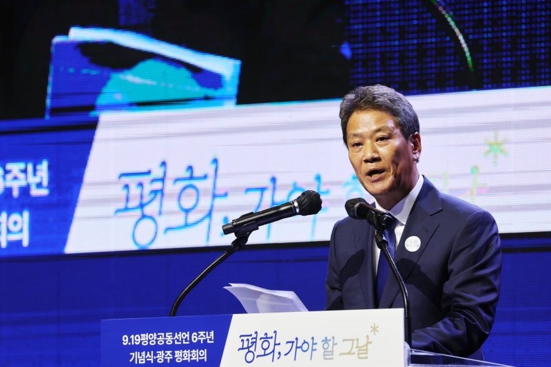 '두 <b>국가론</b>' <b>임종석</b>에 선 그은 민주당 “헌법 정신 위배…당 입장 아냐...