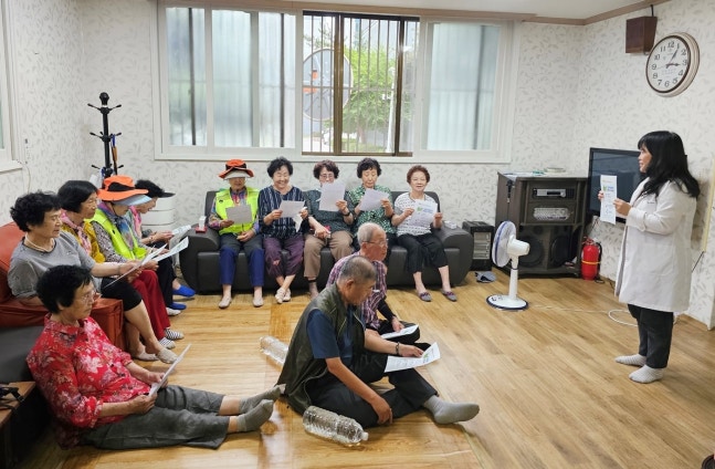 지난 6월 정읍시 보건소 직원이 경로당을 방문해 폭염 피해 예방교육을 하고 있다. /뉴스1
